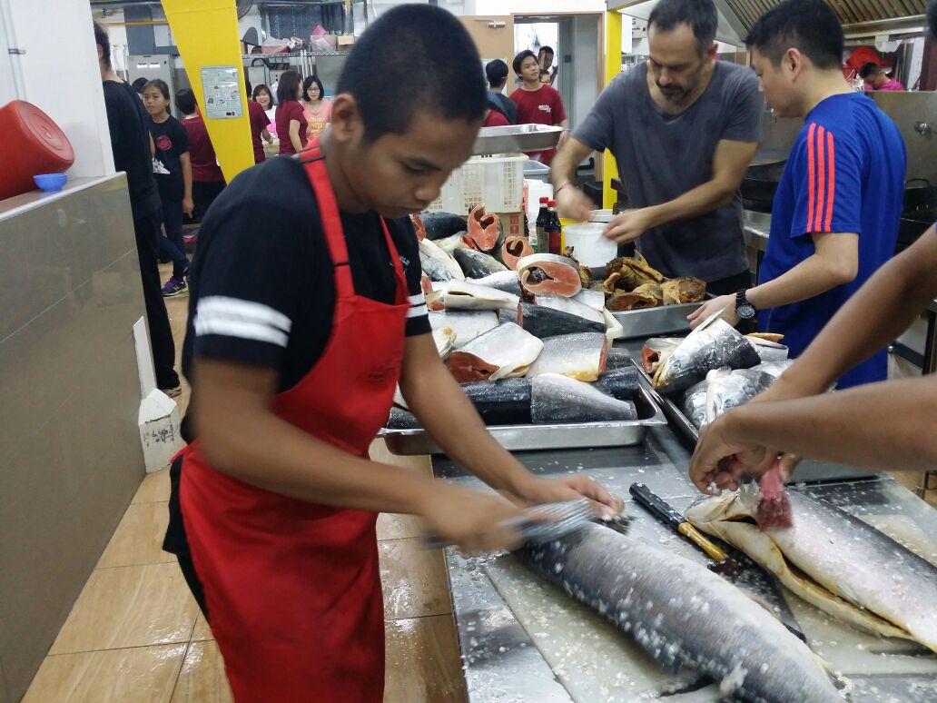 SportCares's tweet photo. SportCares volunteering at Willing Hearts Soup Kitchen. Football on Saturday night, doing good on Sunday morning! http://t.co/z37g3bytC8