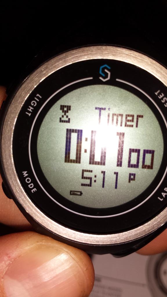 chacha_chandler's tweet image. 3p bought @syncactive HR monitor.  It keeps resetting...hey is that a "low battery" indicator? #WTF #BackToTheStore