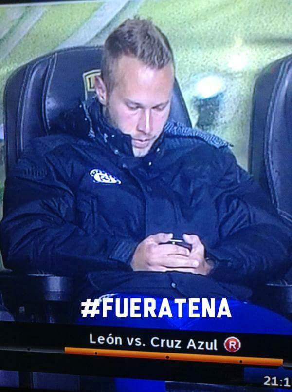 Angel_PMCR's tweet photo. -hey alemao ¿que haces?
-nada aquí twiteando #FUERATENA #bandazul @rgomez68 @CHermosillo_ @Somos_CruzAzul http://t.co/Bbq4n7mcQw