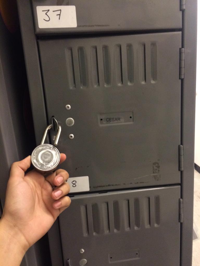 CesarIs_Amazing's tweet photo. Locking this assholes locker backwards. #fuckcesar #teamjose @HornyishJose #sex http://t.co/gGTY8ndpYc