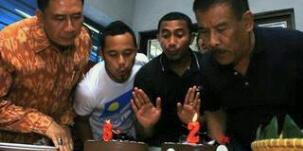Persib_Day's tweet photo. Tiup lilinnya, semoga #82thPersib ....... ? http://t.co/SKOpqbZWbV