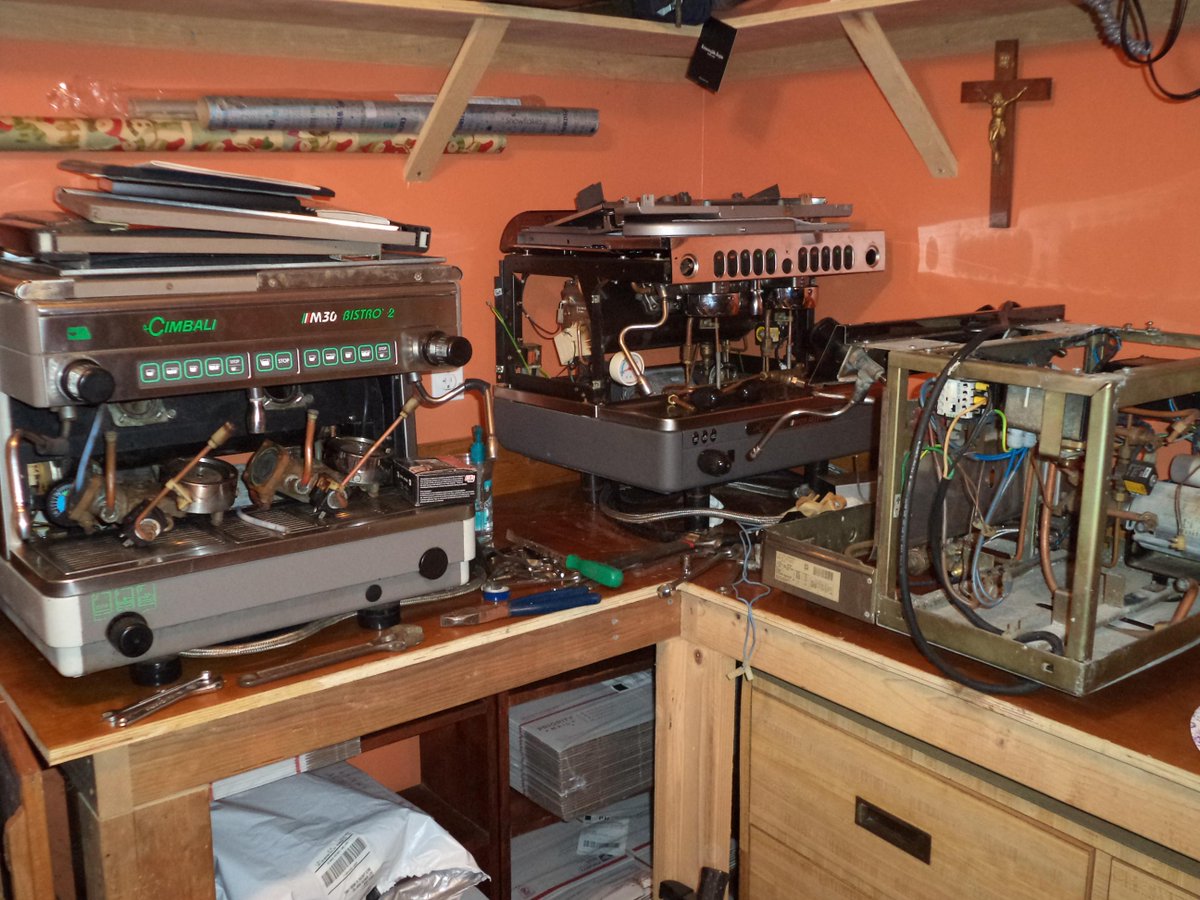 JavaJanes's tweet image. Sleeping, but not for long @lacimbali @Cimbali_UK #espresso #coffee . Descaling, orings screens and a pressurestat