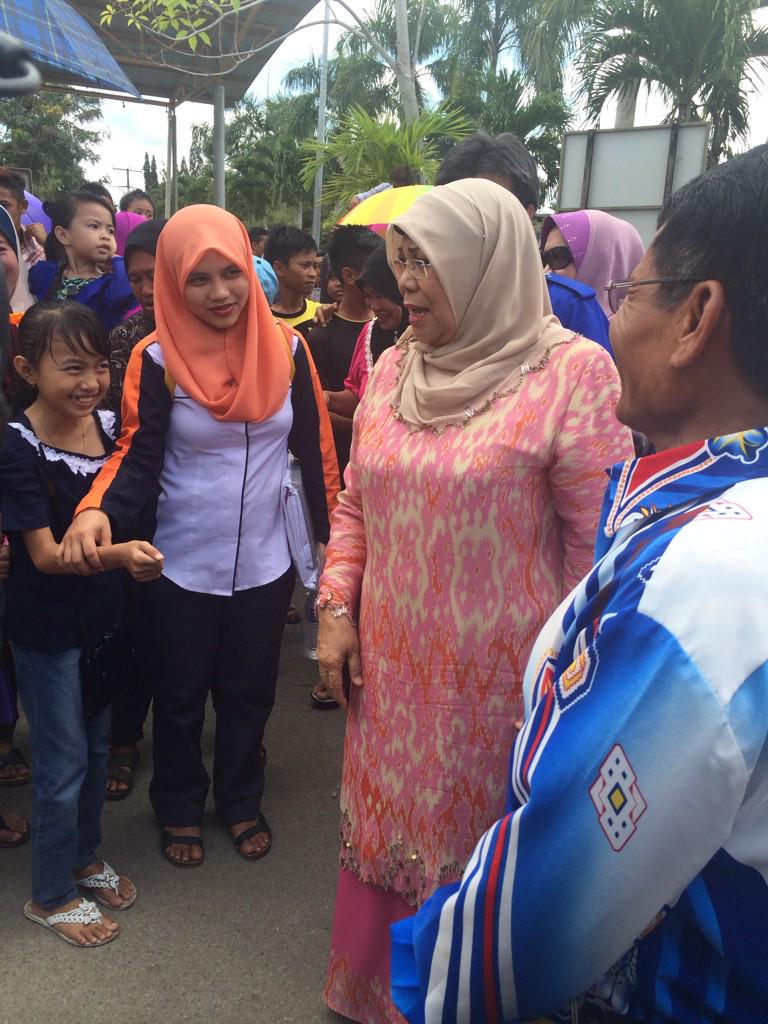 meetmynetsterz's tweet photo. Ketibaan YB DS @hjhrohanikarim di sambut dgn penuh meriah sekali ! @LPPKN @lppknukk @ShahrenYusri http://t.co/qAdb5Rr0wK