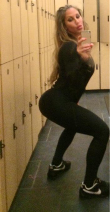 #Bigmomma breakin' it down in the gym locker room 💪 #SexySaturday is for #Squats http://t.co/oFPnYX3