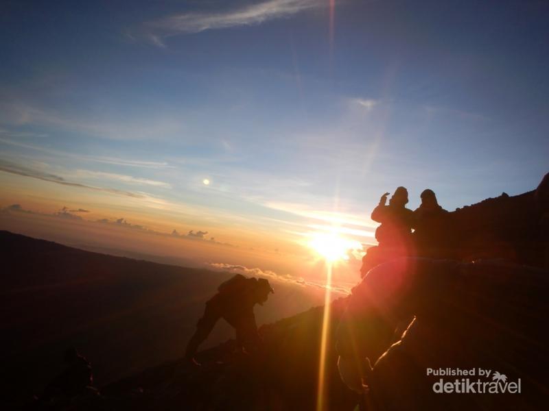 detikcom's tweet photo. Belajar Arti Kebersamaan di Puncak Mahameru http://t.co/QVgpf5N1DP via @detiktravel http://t.co/ktRxDUiIel