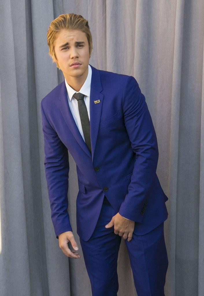 Justin bieber poses in blue suit ahead of comedy central roast filming