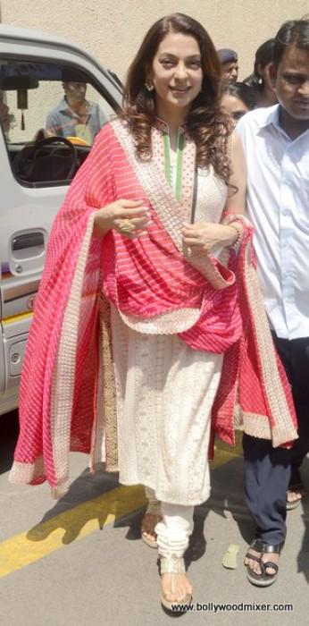 bollywoodmixer's tweet photo. #JuhiChawla at the inauguration of a dialysis centre! More Pics on: http://t.co/GytpSI4zTo http://t.co/2pKs4c9ZWN