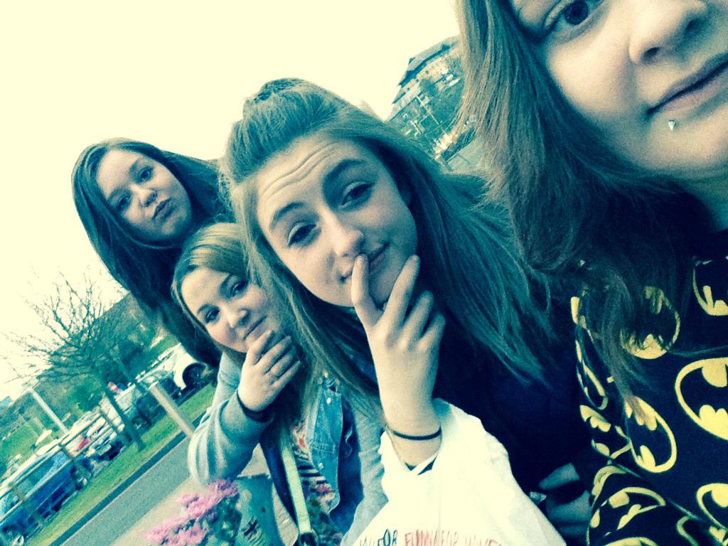 chelss_jb's tweet photo. Merry hill yesterday with the gyals😘💖 http://t.co/2bmMZ80SsX