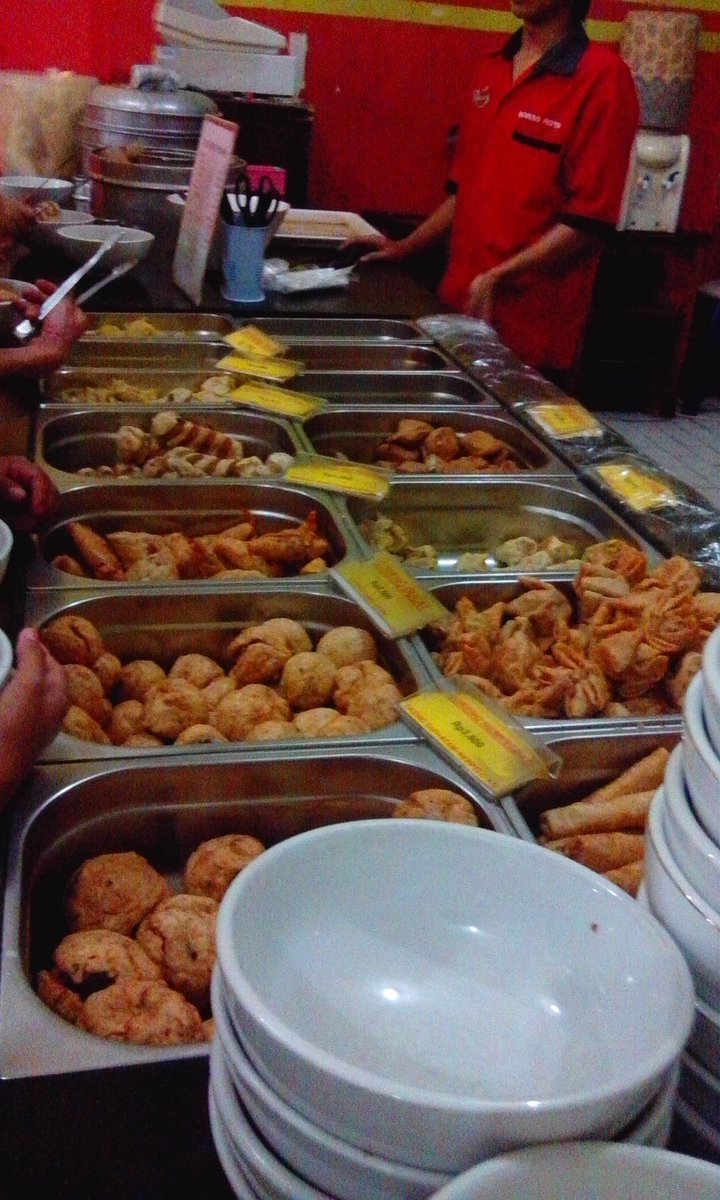 Duhhh apalagi bakso ya gaes yang merakyat... yang anget... yg sejuta umat doyan. Ke Bakso Kota Cak Man Malang yok...