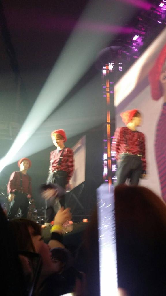 chanbaekmate's tweet photo. (fanacc) 150315  แบคฮยอนหัวเราะตอนเห็นหน้ากากตัวเอง55555555555555 (cr.边辰汐,v.Baekyeoliee) http://t.co/LPVqEAGhfl