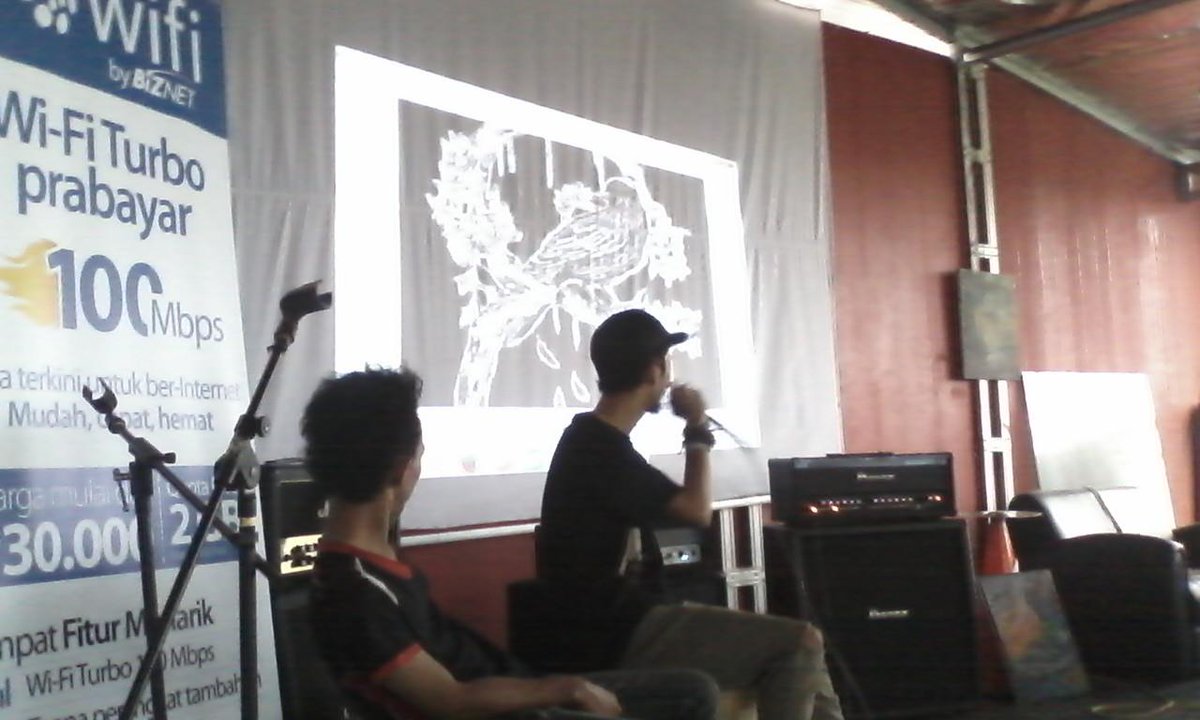 Segan!!! "<a href="/matakiri_lo/">Matakiri</a>: <a href="/aryowicaksonoo/">Aryo Wicaksono</a> &amp; <a href="/Awan_saja/">Bizah Amat</a> from <a href="/SketchingSunday/">Sketching Sunday</a>  on stage. #WorkshopMatakiri #RoadToFTK "