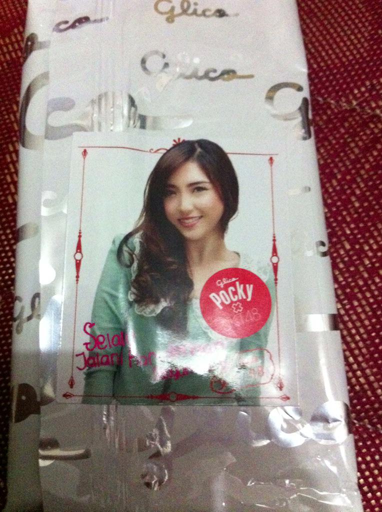 MerchJKT48_'s tweet photo. Yeayy @Naomi_JKT48 @MyPockyID http://t.co/yxlXFcuQDE