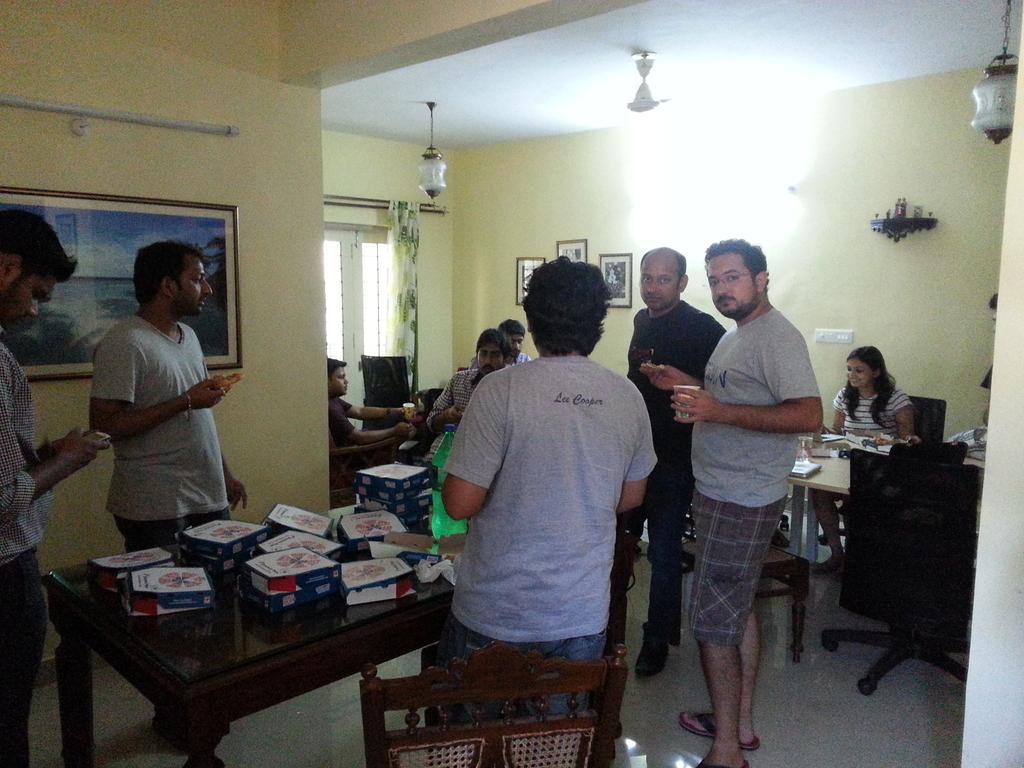siva_epari's tweet photo. Munching on pizza after a intense code sprint #drupalgoa2015 http://t.co/oAUbMyhTSb