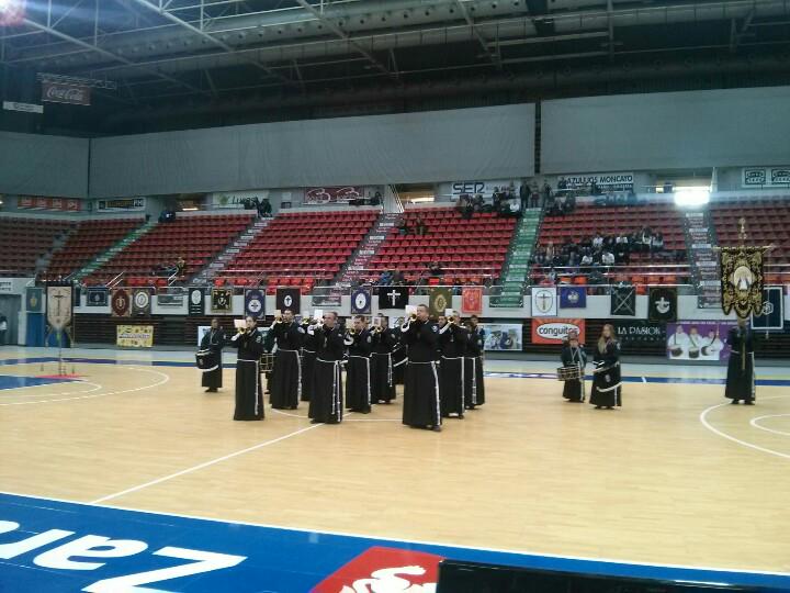 ssantazaragoza's tweet photo. La #DolorosaUtebo entra en la pista. Vuestra participación da mas valor a este día. #SemanaSantaZgz http://t.co/j843YMBzUm