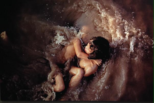 LuluVento's tweet image. Una delle foto più emozionanti dal viaggio nella mostra di #Yamashita su #MarcoPolo @MAOtorino: bambine in Cambogia