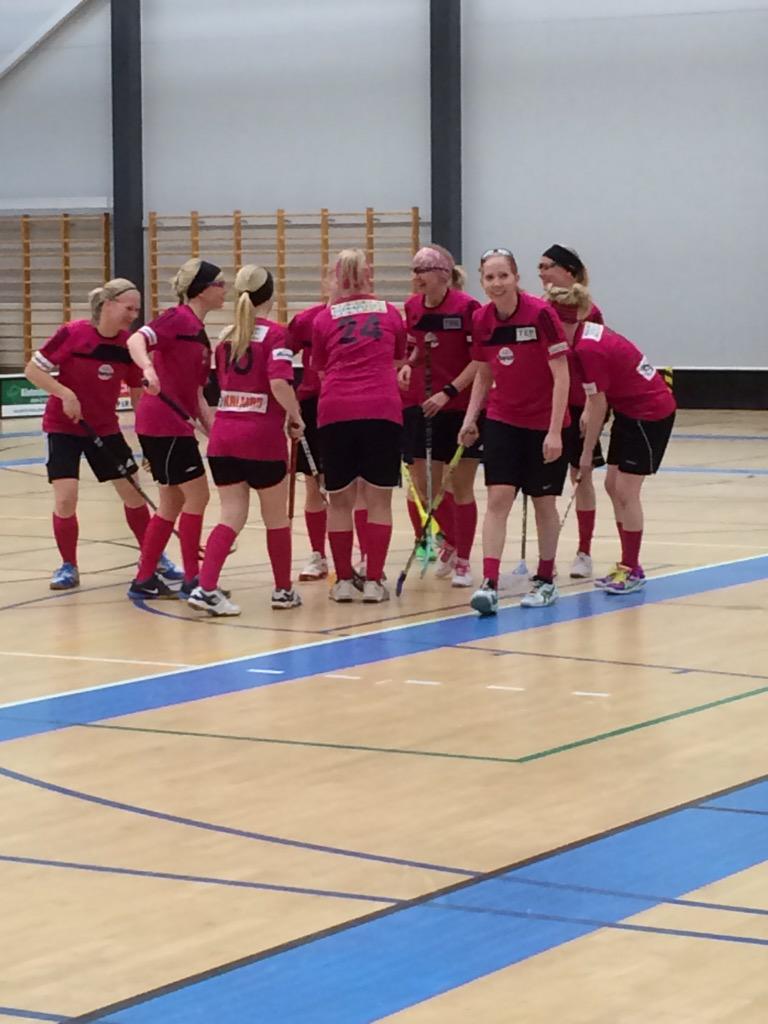 sbstamppi's tweet photo. Peliä pelattu 5 sekunttia ja superbeibet tekee maalin 👊 #superbeibet #petoonirti http://t.co/2iZgTEhN4v