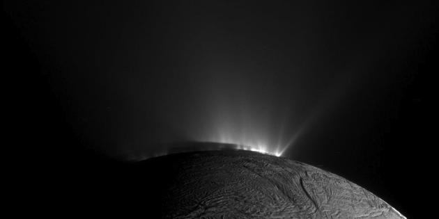 Nature's tweet image. Saturn&apos;s moon Enceladus has hot springs in its buried ocean - could it host life?  ow.ly/KeLVD