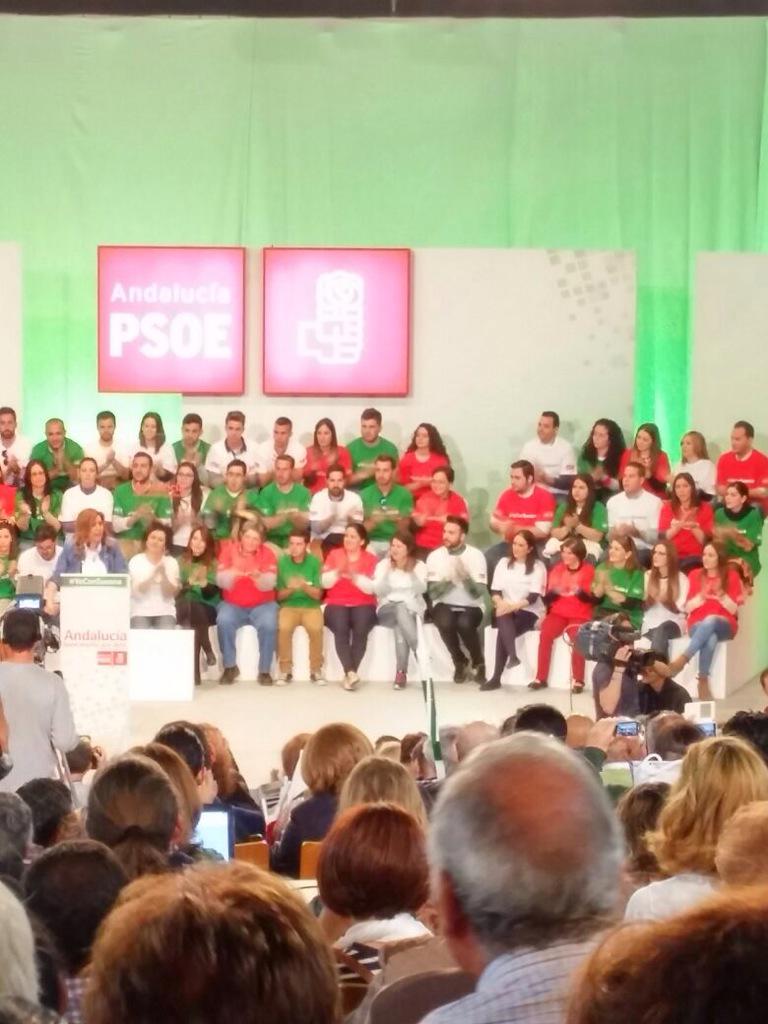 PEDROMARTIN2's tweet photo. Interviene Susana compartiendo escenario con jóvenes socialistas de Bonares.
#YoConSusana http://t.co/pyZ6vrTx0Y