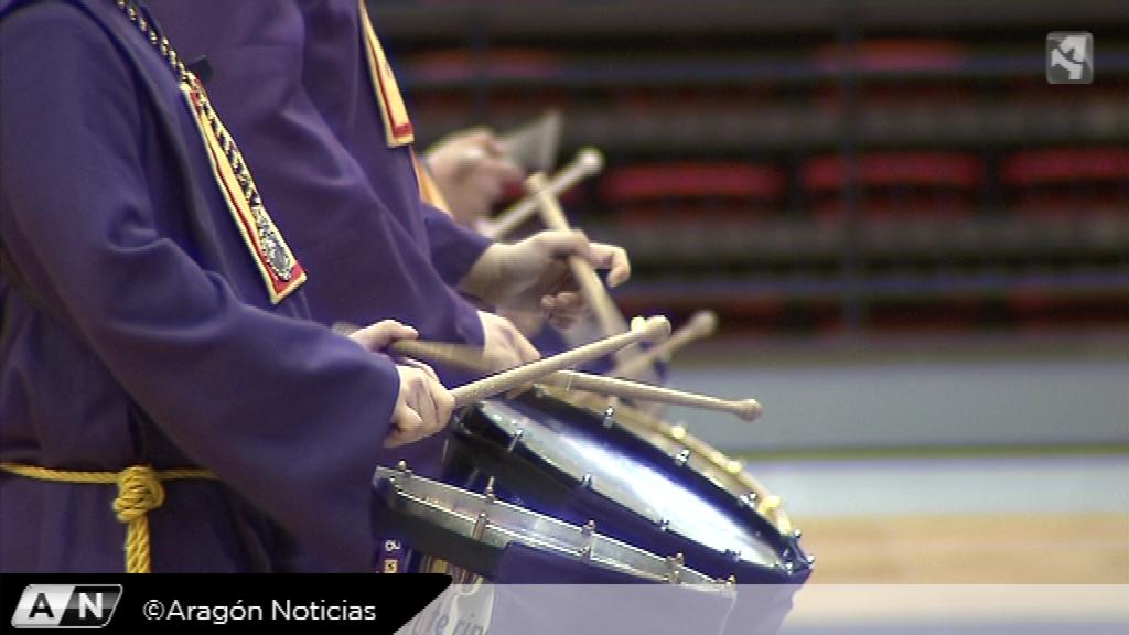 aragontv's tweet photo. 24 hermandades de S.Santa retumban en #Zaragoza con toques y redobles que compiten por ser los mejores. #AN1 http://t.co/ZipBh7UHIJ