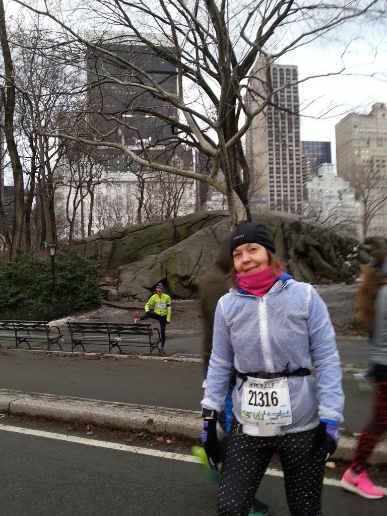 4c021e0ada0c466's tweet photo. Juoksijat jälkeen ja ennen 1/2 maratonin http://t.co/tuLQID7Dzl