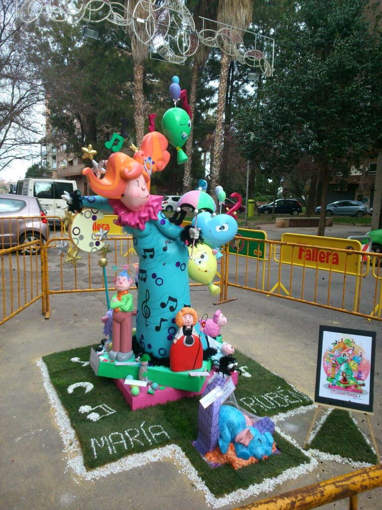 FallaLaNova's tweet photo. La nostra falleta infantil ja plantada! http://t.co/qRIqjVsQnZ