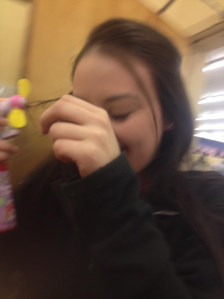OriginalErica's tweet photo. Chronicles of @saranic_ getting a kiddie fan stuck in her hair 😂 #bblyfe http://t.co/2feSGRqUjY