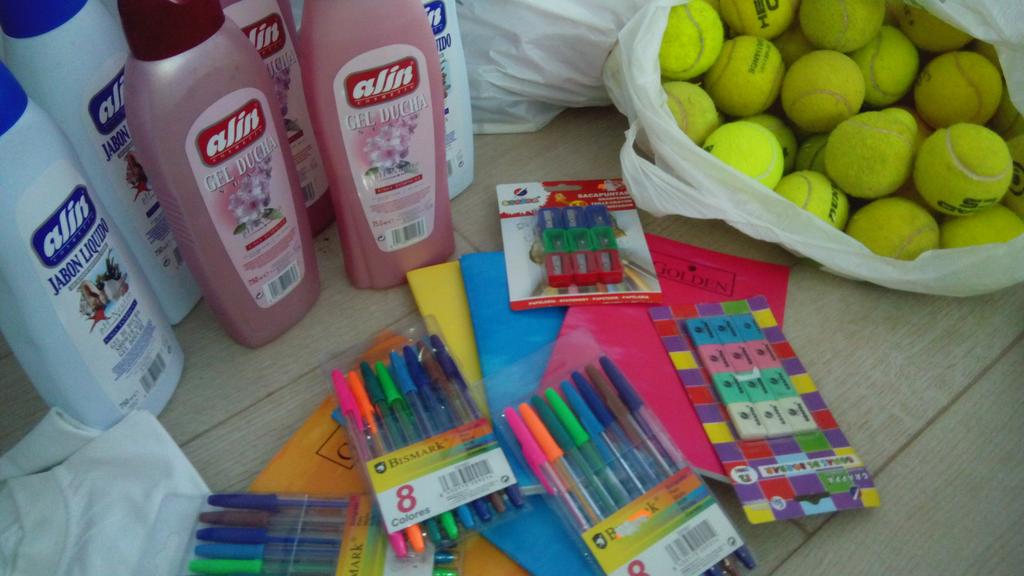 gotomarruecos's tweet photo. Más material que nos hace llegar la familia para llevarnos a #Marruecos #MaterialSolidario #ClioRaid http://t.co/oo2qrDhC8K