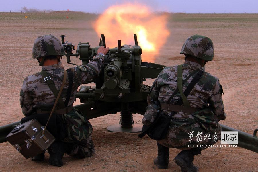 人民解放軍 画像bot On Twitter 99式 82mm速射迫撃砲 ロシアの2b9自動迫撃砲をコピーした牽引式迫撃砲 砲の後部から砲弾4発を纏めて装填し 直接又は間接照準によるバースト射撃で広範囲を効率的に制圧する事ができる 北京軍区内蒙古辺防連隊に配備されている
