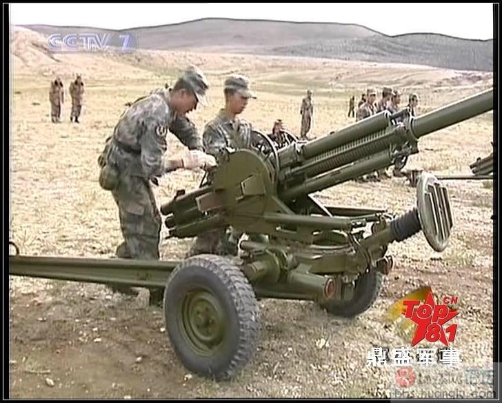 人民解放軍 画像bot On Twitter 99式 82mm速射迫撃砲 ロシアの2b9自動迫撃砲をコピーした牽引式迫撃砲 砲の後部から砲弾4発を纏めて装填し 直接又は間接照準によるバースト射撃で広範囲を効率的に制圧する事ができる 北京軍区内蒙古辺防連隊に配備されている