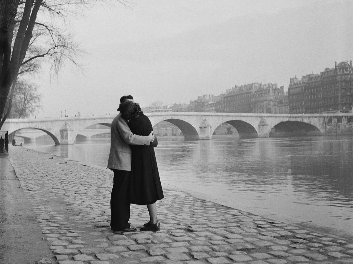 Independent's tweet photo. Love changes everything - even the way your brain works, say scientists http://t.co/ZyqNT26MPe http://t.co/40QzRFxJiz