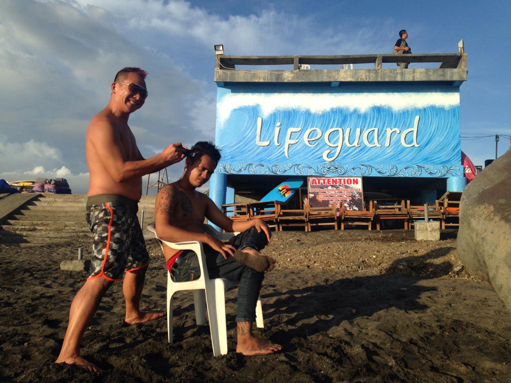 ItsThatElvis's tweet image. #free haircuts to #Bali locals!