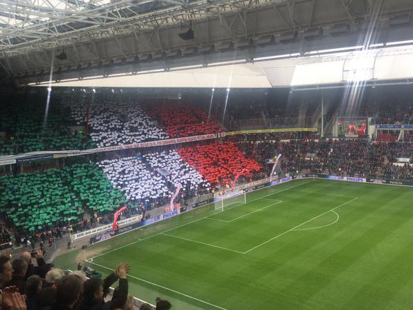 chato_ro's tweet photo. @AGuardado18  simplemente lo mereces @PSV no  te dejará ir. Gran gesto de una gran afición para un gran jugador http://t.co/QSj6XhT3Ux