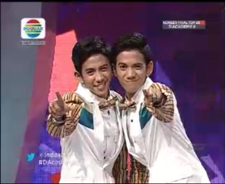 Indosiar's tweet photo. Pose dari @DA2_Rizki @DA2_Ridho nih buat fans-nya, yuk kirimin twitpict kalian!! Hihihi #DAcademy2 http://t.co/no0bWeM3Yn