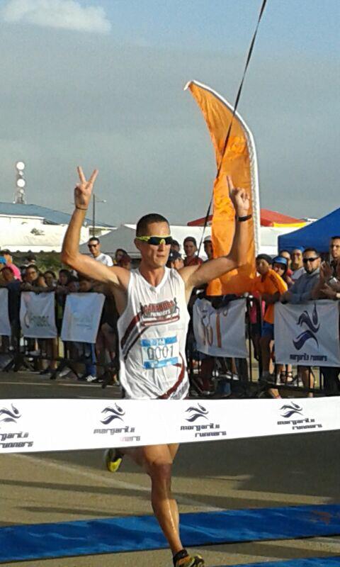 CaraboboRunners's tweet photo. Nuestro Julio Medina Ganador Absoluto #Margarita10k 30.40
Felices de Nuestra Gran participación
#CRCDondeSea http://t.co/1hvdA9Zmt8