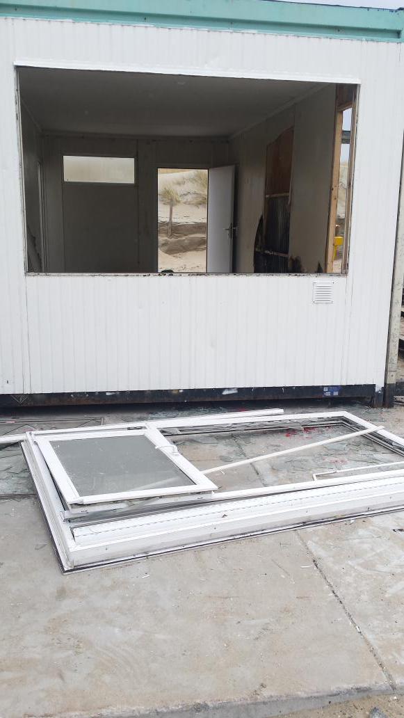 HenkNieuws2026's tweet photo. #Westland Waarom waarom 😈 Vernielingen en brandstichting in een strandtent in opbouw.  Nu maar hekken erom heen 😥 http://t.co/Q3AqRE5Fs3