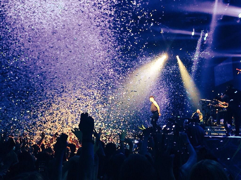 TheaNoEvil's tweet photo. Standing in the hall of fame @thescript #Boom #flutterfetti now that's how you finish a gig #blowtheroofoftheplace http://t.co/AI67AsGhsE