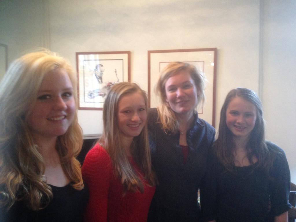detone95's tweet photo. De meiden staan met kandidaten #widm15 op de foto! #molfandag http://t.co/DXB2CZP0q5
