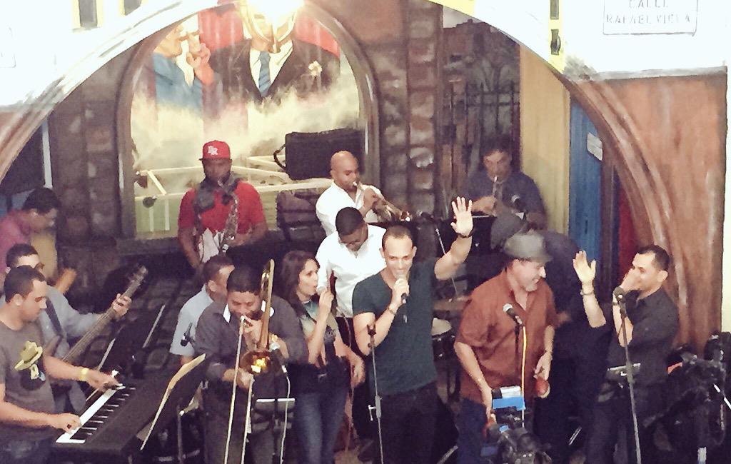 OmarLugopr's tweet photo. Ayer cantando en #VieraDiscos #AntesalaDiaNa cionalDeLaSalsa 🎶✌️un honor ver a la prensa de muchos países! http://t.co/mvywBFe8nZ