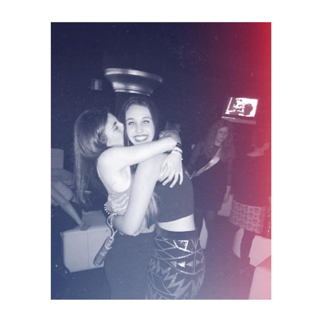 Paulita_Criado's tweet photo. Buenísima noche ayer con las niñas que más quiero 💖 @esth8a @lauraelices @SandraAlfonsoF @Agata_Sa14 @IreneMartin_7 http://t.co/1Nf8BpHf3z