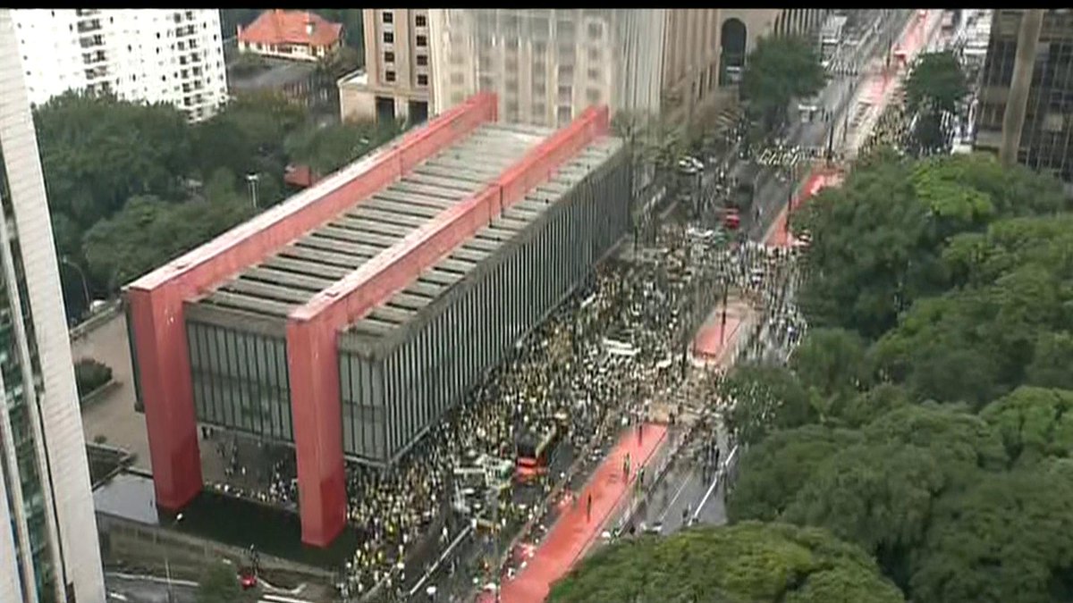 GloboNews's tweet image. Manifestantes já se concentram em frente ao MASP, em São Paulo. Acompanhe ao vivo, na #GloboNews.
