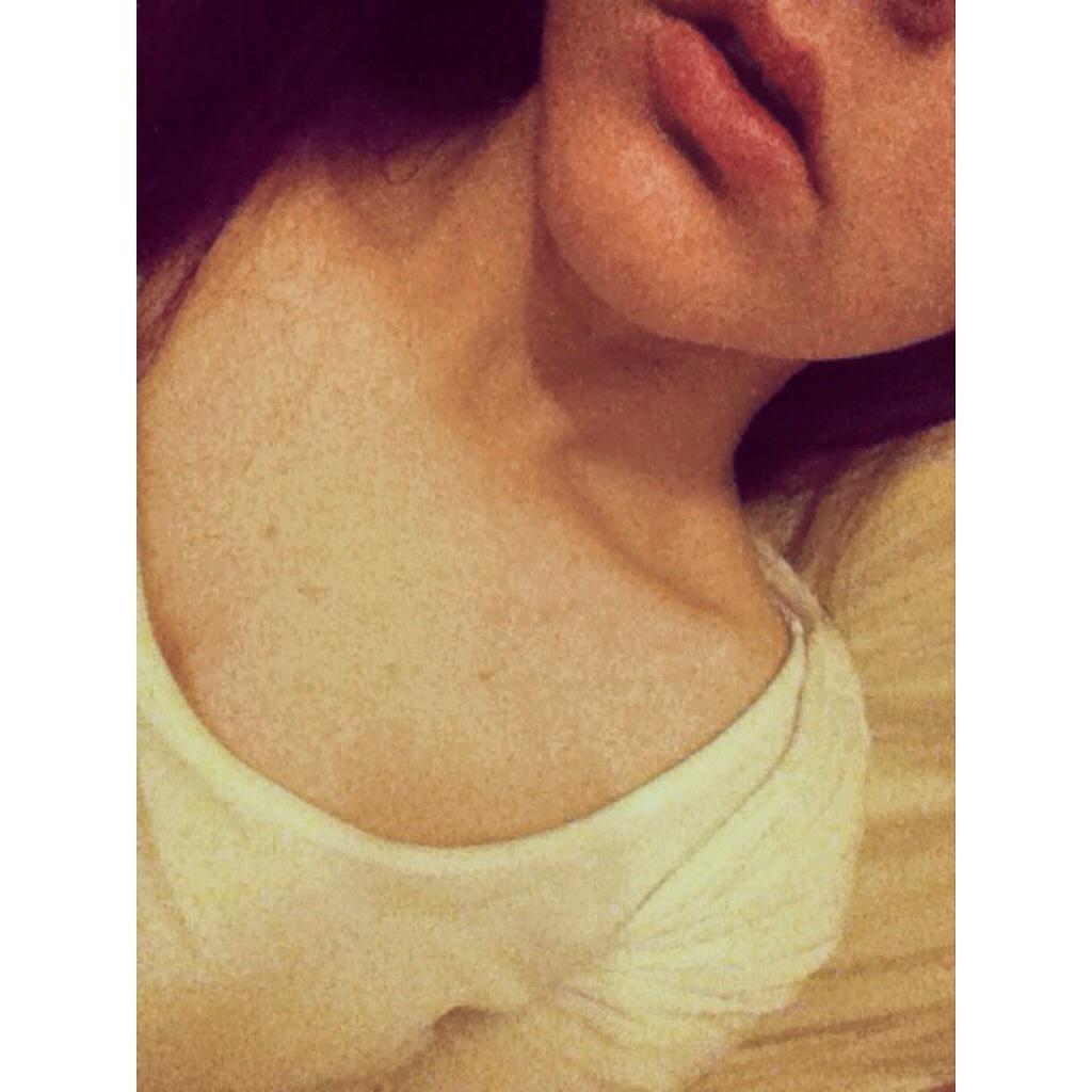 emptyana's tweet image. #collarbones #picslip #bodycheck