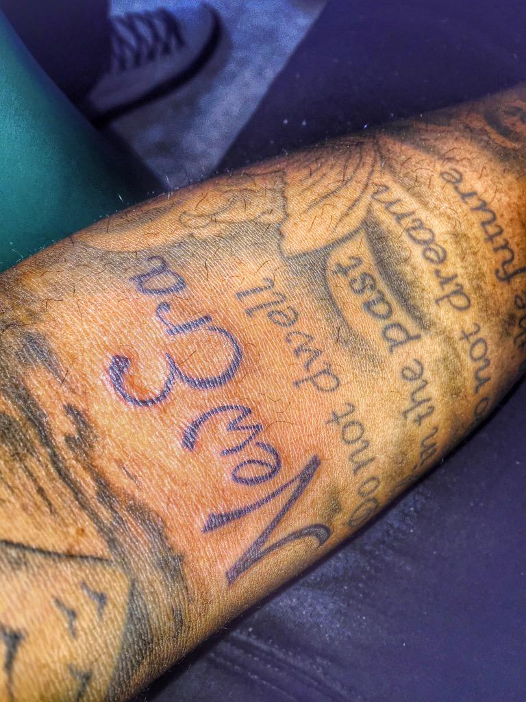 NewEraValennn's tweet photo. We Really Bleed This New Era Shit ๐ค #DeeperDenRAP ๐ http://t.co/5NKbThhIPO