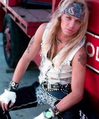 Happy birthday to bret michaels !!!!!!!:) 