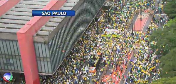 domingo_record's tweet photo. A manifestação acontece agora na Av. Paulista. Veja todos os detalhes no  #DomingoShow http://t.co/4L20XZO6Gu