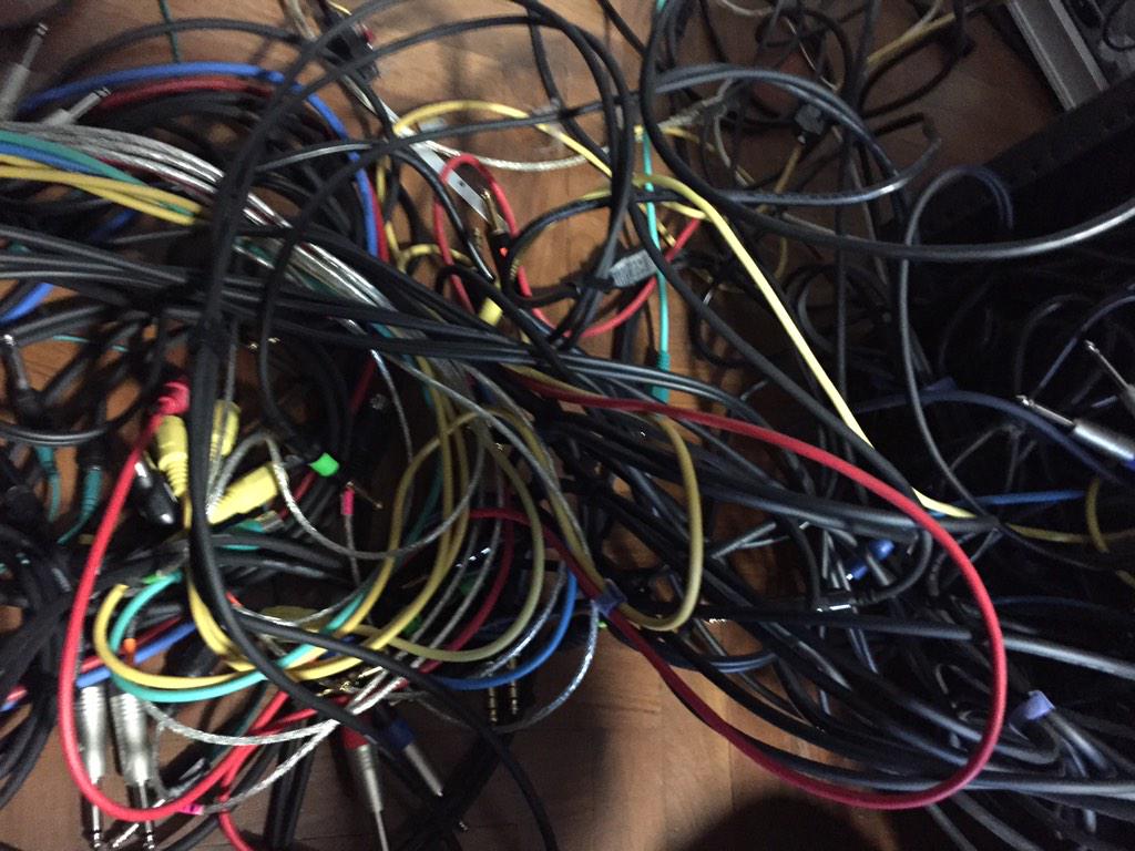 geeklapeeno's tweet image. Wires!