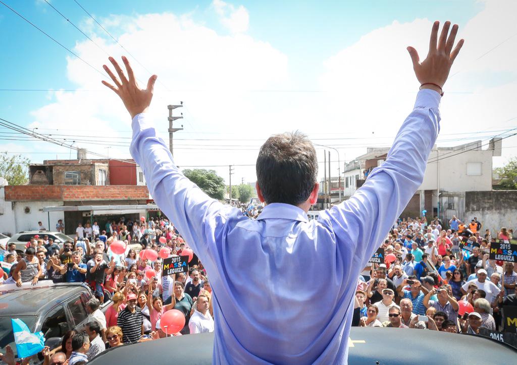 juanesper's tweet photo. Al aparato lo vence la gente. Nosotros trabajamos sobre soluciones concretas y sobre la realidad @SergioMassa http://t.co/mPWWo8Mpaa