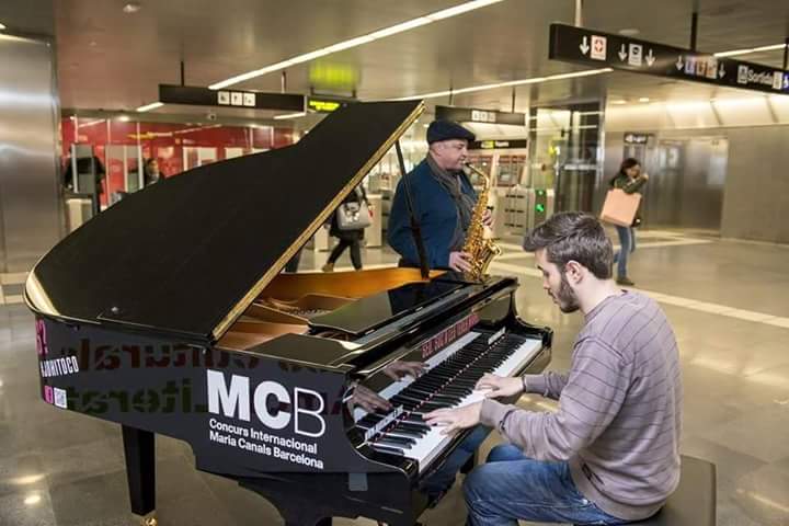 <a href="/TMB_Barcelona/">TMB</a> música en viu amb el piano de <a href="/mariacanals_bcn/">Concurs Maria Canals</a> cada dia!!!
