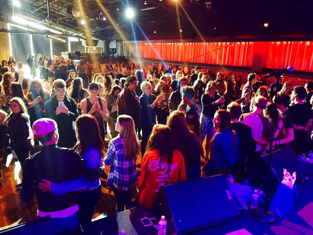 TheFanRave's tweet photo. Who's here with us for #FanRaveVIP let's see those pics http://t.co/7ZO0Ph8ixC