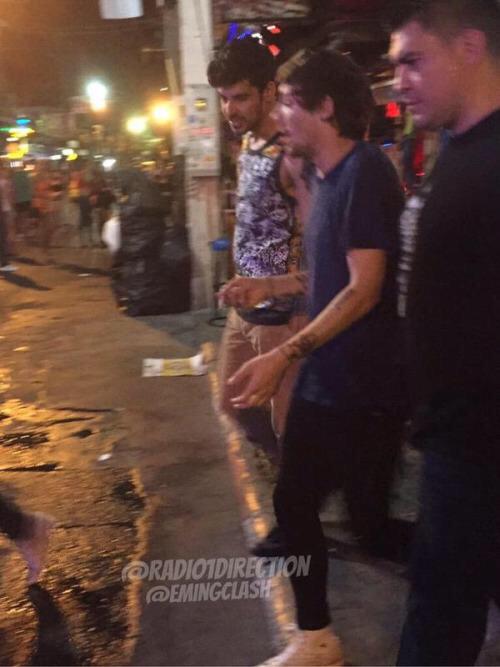 1DMetro's tweet photo. Louis out in Phuket, Thailand! 
(Via @h0tlikepayne)
http://t.co/79PxDIGZTB