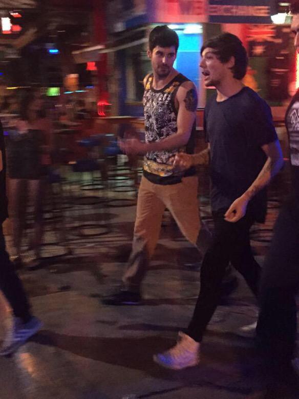 1DMetro's tweet photo. Louis out in Phuket, Thailand! 
(Via @h0tlikepayne)
http://t.co/79PxDIGZTB